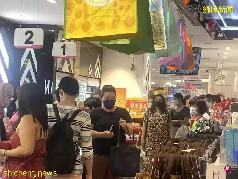 除了扫货、越堤、豪吃,松绑后首个长周末,新加坡人在做啥