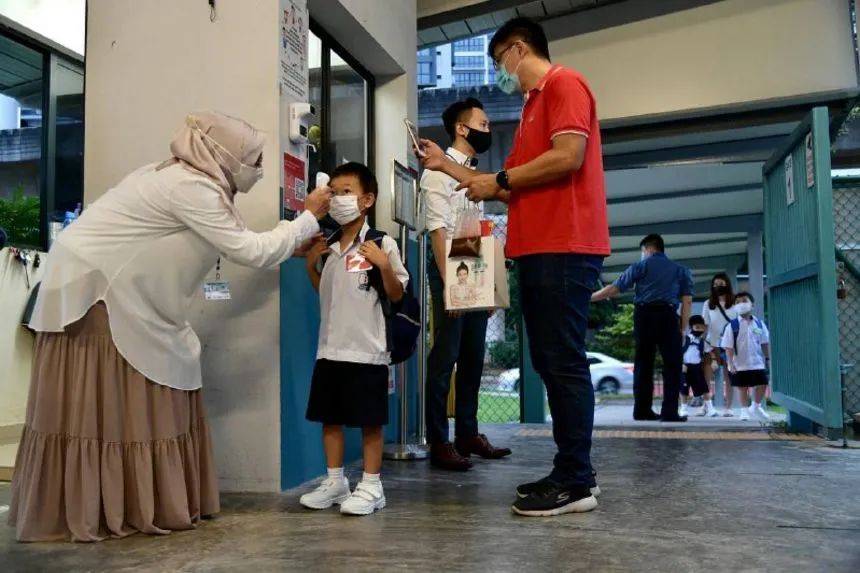 实拍!新加坡小学开学首日,疫情之下家长紧张疯了