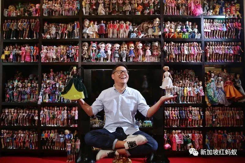 新加坡狂熱收藏家把組屋打造成迷你“迪士尼”，門裏門外兩個世界