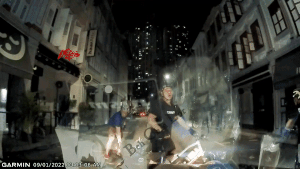 新加坡开车按喇叭催促，被11骑手怒追300米围堵、狂敲引擎盖