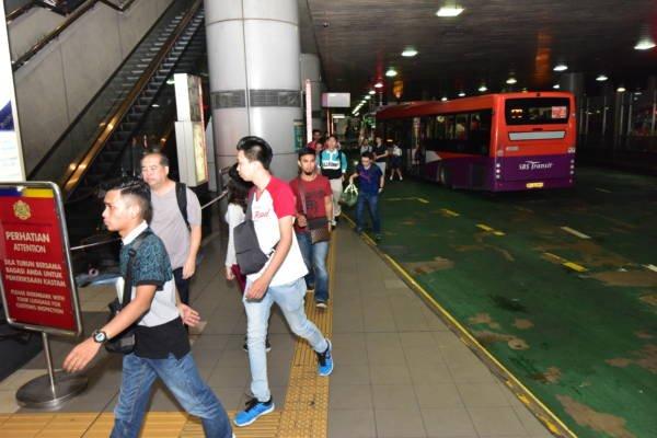 ◤行动管制14天◢ 持工作证大马人 管制令期间准留狮城工作