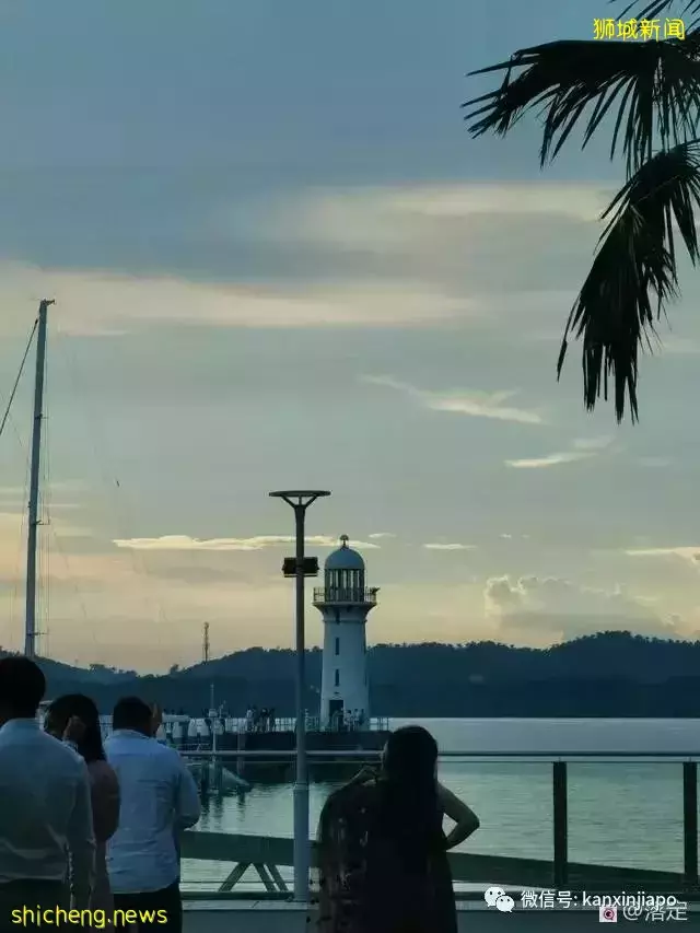 在新加坡看落霞云归，远眺柔佛海峡灯塔复明
