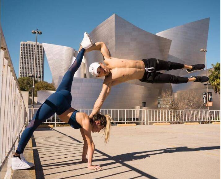 新加坡健身小哥沟渠栏杆练腹肌,网友大赞创意十足