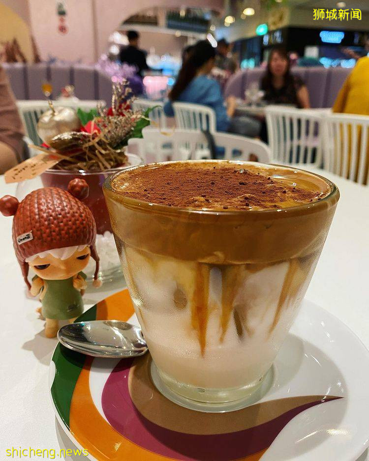 乌节路新花卉咖啡馆💐粉色装潢、花花围绕,置身Café Q Classified的梦幻世界