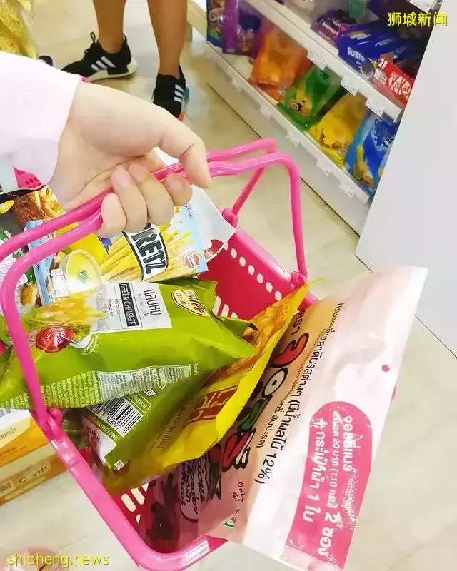 不用去到曼谷也能在Rama Bear Mart買到正版零食!泰國便利商店應有盡有,還有迷你Cafe