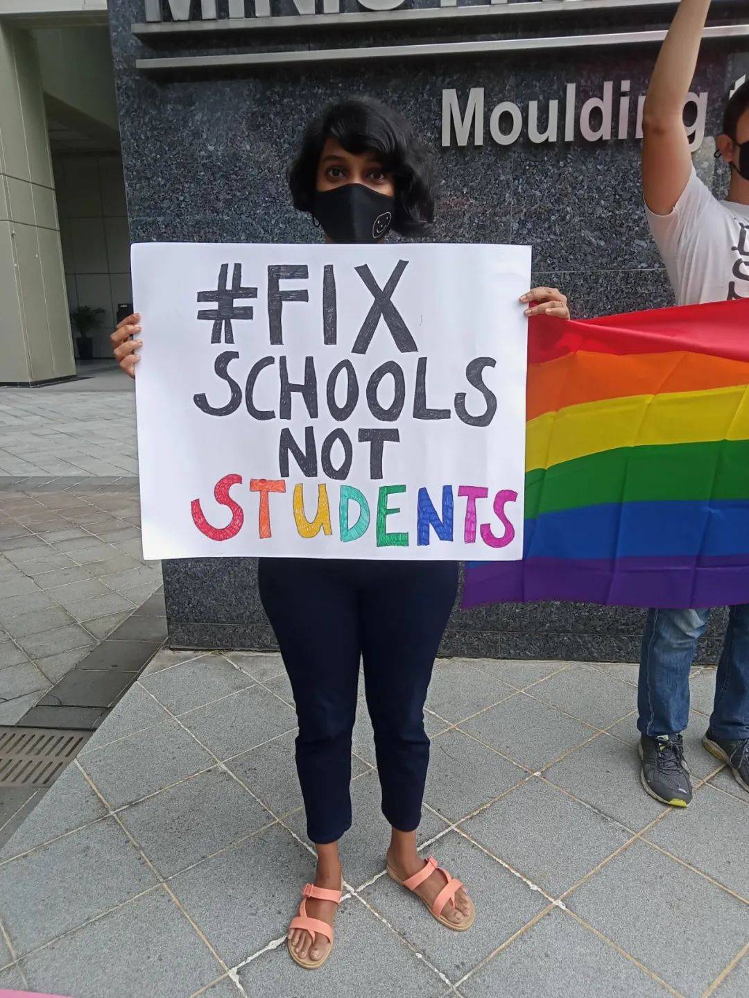 新加坡教育部門口驚現一批學生舉牌示威!學校裏到底發生什麽事