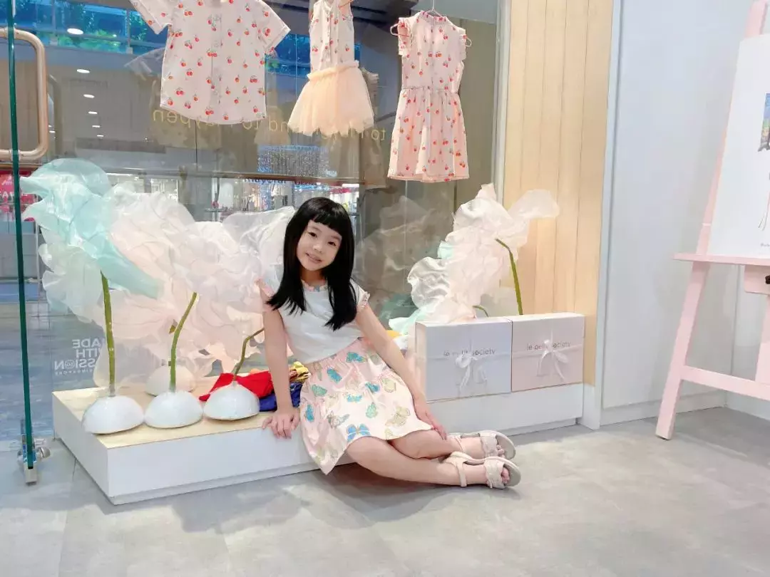 我们挖到了新加坡宝藏童装品牌,新年亲子装穿出了明星的感觉