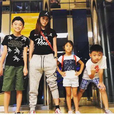 在中国和在新加坡读国际学校不是一样的吗？我们不一样不一样