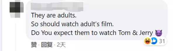 “在新加坡小贩中心里,我发现有几位老人在看小黄片!”