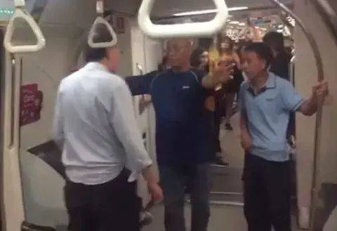 震驚!美國華裔官員被逼當場脫衣,回應歧視和汙蔑!新加坡也有“隱性歧視”嗎