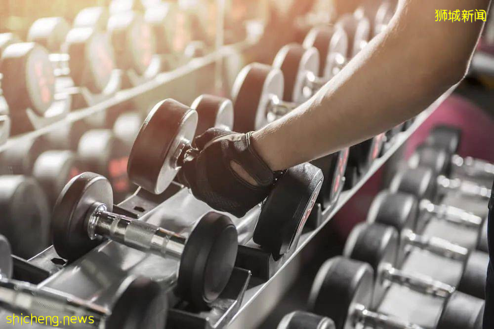 在新加坡花錢健身?不如賣榴梿鍛煉身體,這家店招募猛男