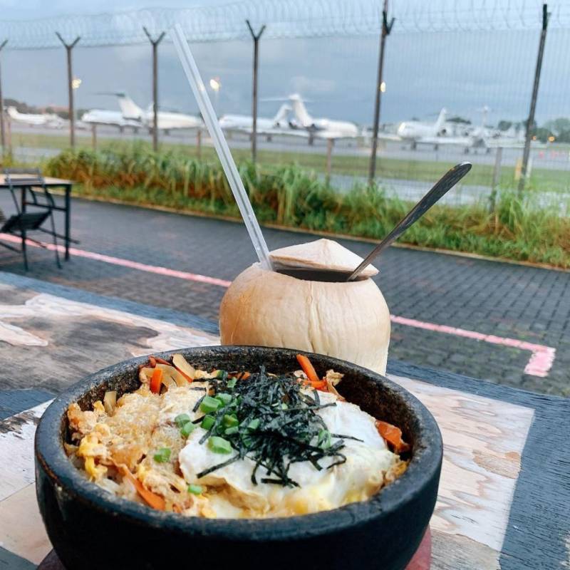 Soek Seng 1954 機場旁的咖啡廳☕️ 室外看飛機、室內看腳踏車，視覺和味覺雙重盛宴