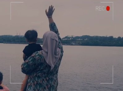 “爸爸,看见你了!”海峡遥望小小的身影 眼中却只有你