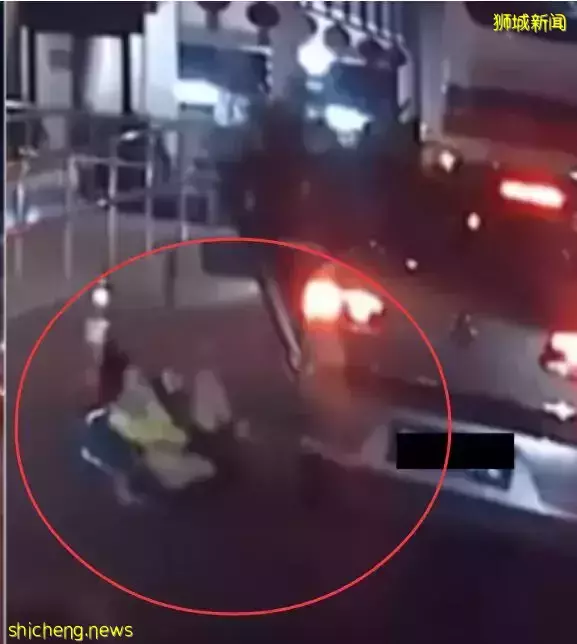 摩托车行驶中突然爆炸、下车小学生差点遭碾压,新加坡公路怎么了