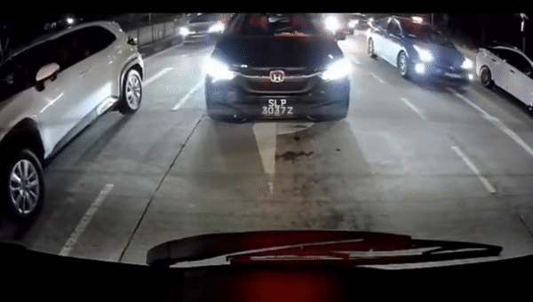 新加坡一红色奔驰失控,连撞三车、已造成1死4伤!现场太惊悚