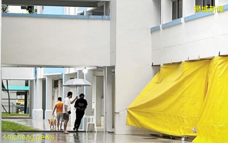 灵堂挡住有盖走道居民得冒雨绕道 阿叔帮撑伞获赞