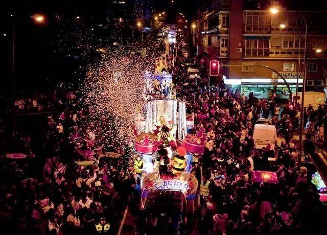 儿童节花样百出!新加坡给大人放假、西班牙糖果游行、巴西要挨针、英国“打”老师