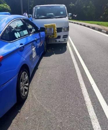 德士与灵车迎面相撞 司机事后请病假