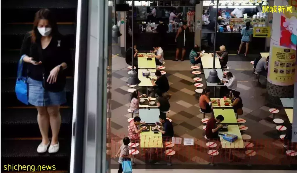 奧密克戎毒株來勢洶洶！新加坡人卻不怕？人潮依然洶湧