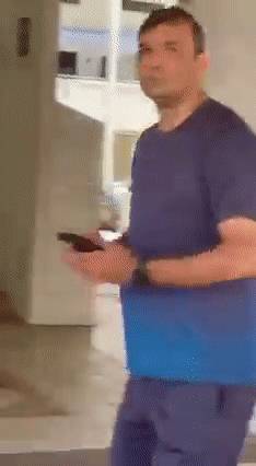 新加坡“无罩大叔”重拳打人!隔离期酒店半夜串门,两印度人坐牢