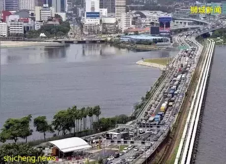 来新加坡一年半，发现妻子有了二胎！他在机场跪地磕头痛哭