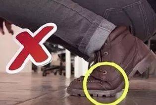 法國女生做這個動作侮辱華人，在新加坡被炮轟！亞洲蹲，一個碾壓歐美的姿勢