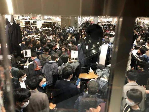 优衣库Jil Sander联名秋冬款今日开卖!没有秋冬的新加坡竟也引发长龙