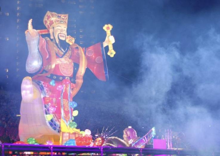 新加坡總理李顯龍魔性拜年視頻火了！各部長花式拜年，竟有財神爺上門討債