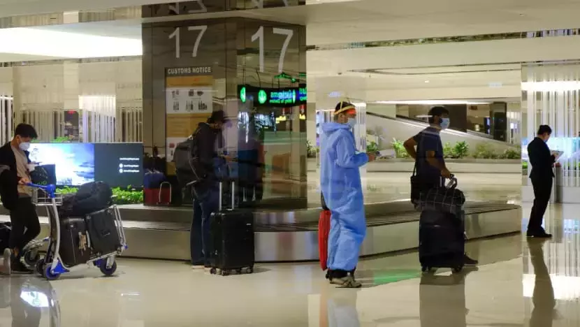 多图实拍!新加坡全岛人一起出门:乌节路、星耀樟宜、滨海湾爆满!奥密克戎确诊448例