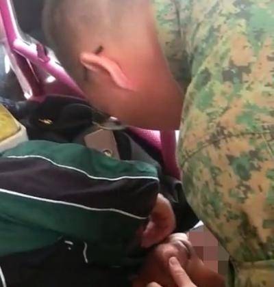 巴士乘客大叫一声倒下 阿兵哥冷静举筷急救