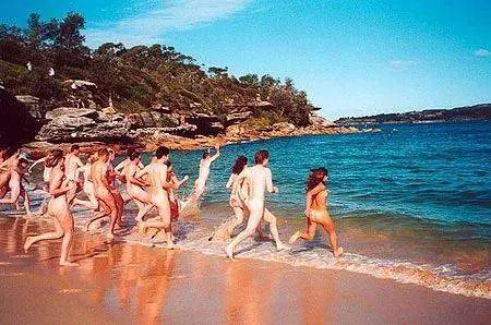 新加坡中醫師猥亵看女生裸體,世界竟還有地方可以在公共場合裸體