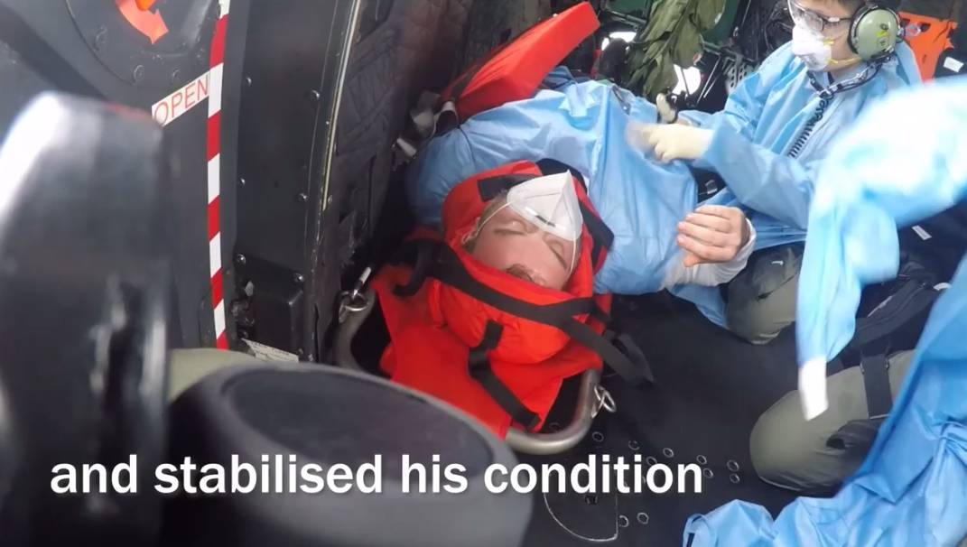 新加坡空軍出動直升機，爲了從遊輪上救人