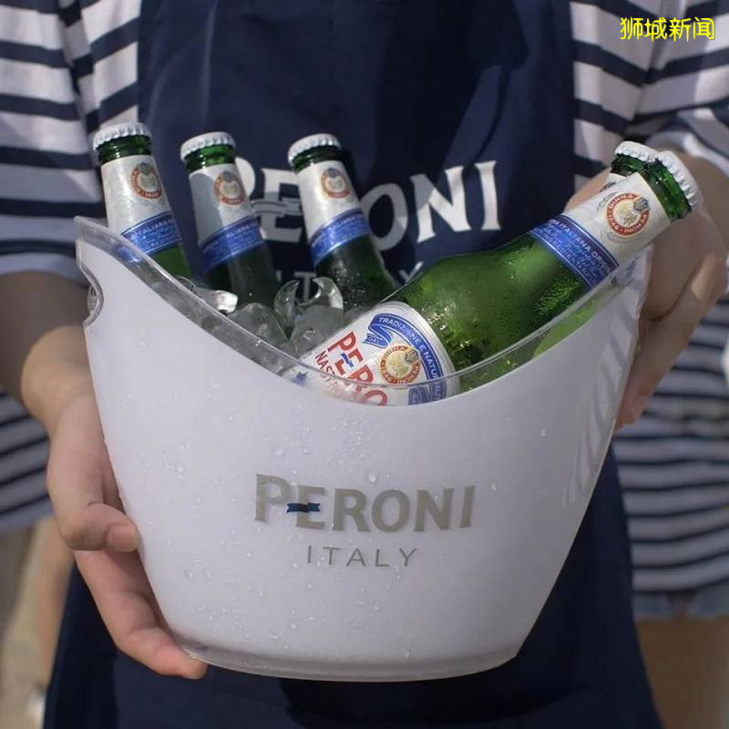 新加坡露天電影院回來啦~每車僅需18元，還贈送2個漢堡2杯飲料！！絕對神仙價格