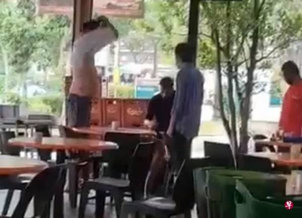 醉汉脱衣叫嚣   与酒友大打出手   反遭酒瓶砸头