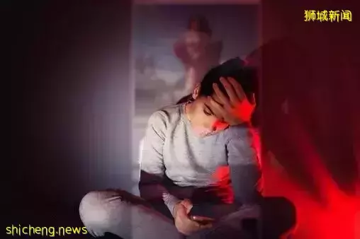 发现被“绿”后,这个新加坡男子竟翻拍老婆手机,公开性爱照