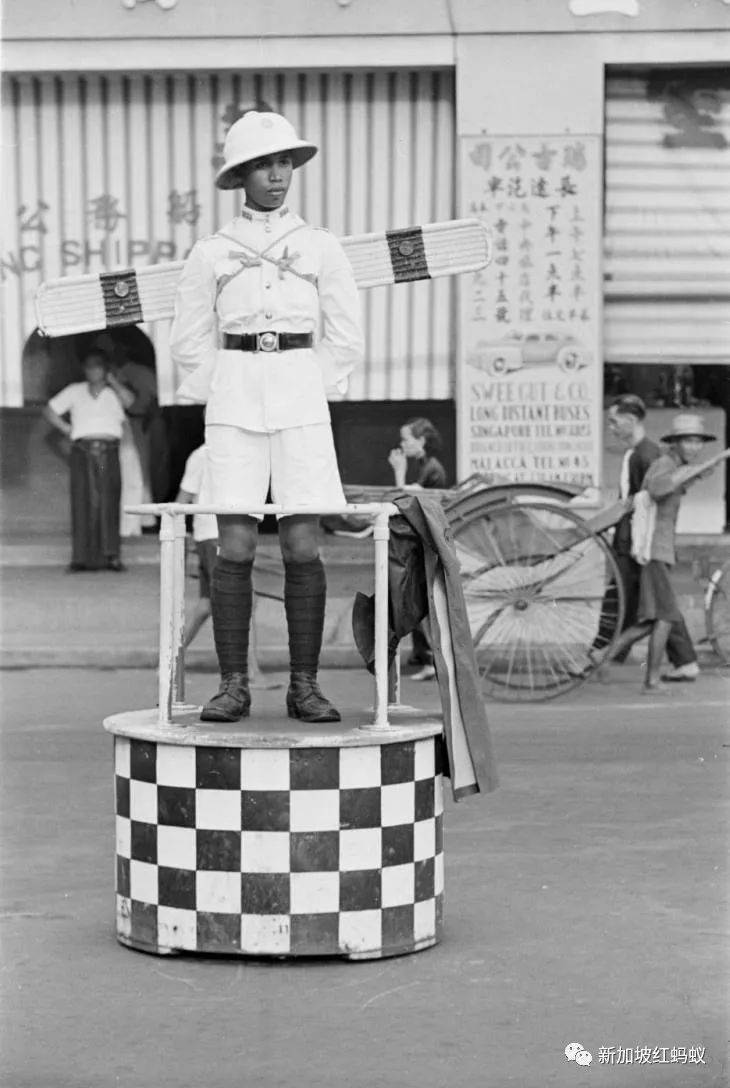 二战初期新加坡街上各行各业都有，还能轻易买到鸦片