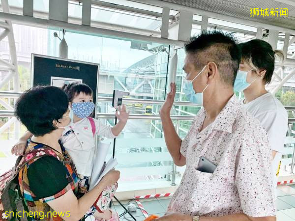 越堤与家人团聚 廖彩彤助小妹妹过关卡 