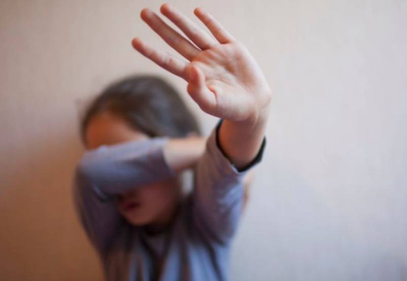 他 ,已婚,新加坡军人,竟埋伏在小学门口干坏事…坐牢7年+鞭刑