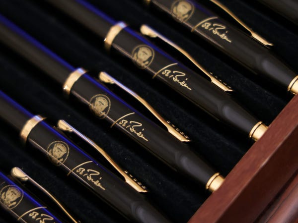 拜登的白宫椭圆形办公室“变身”后，藏着哪些秘密含义？