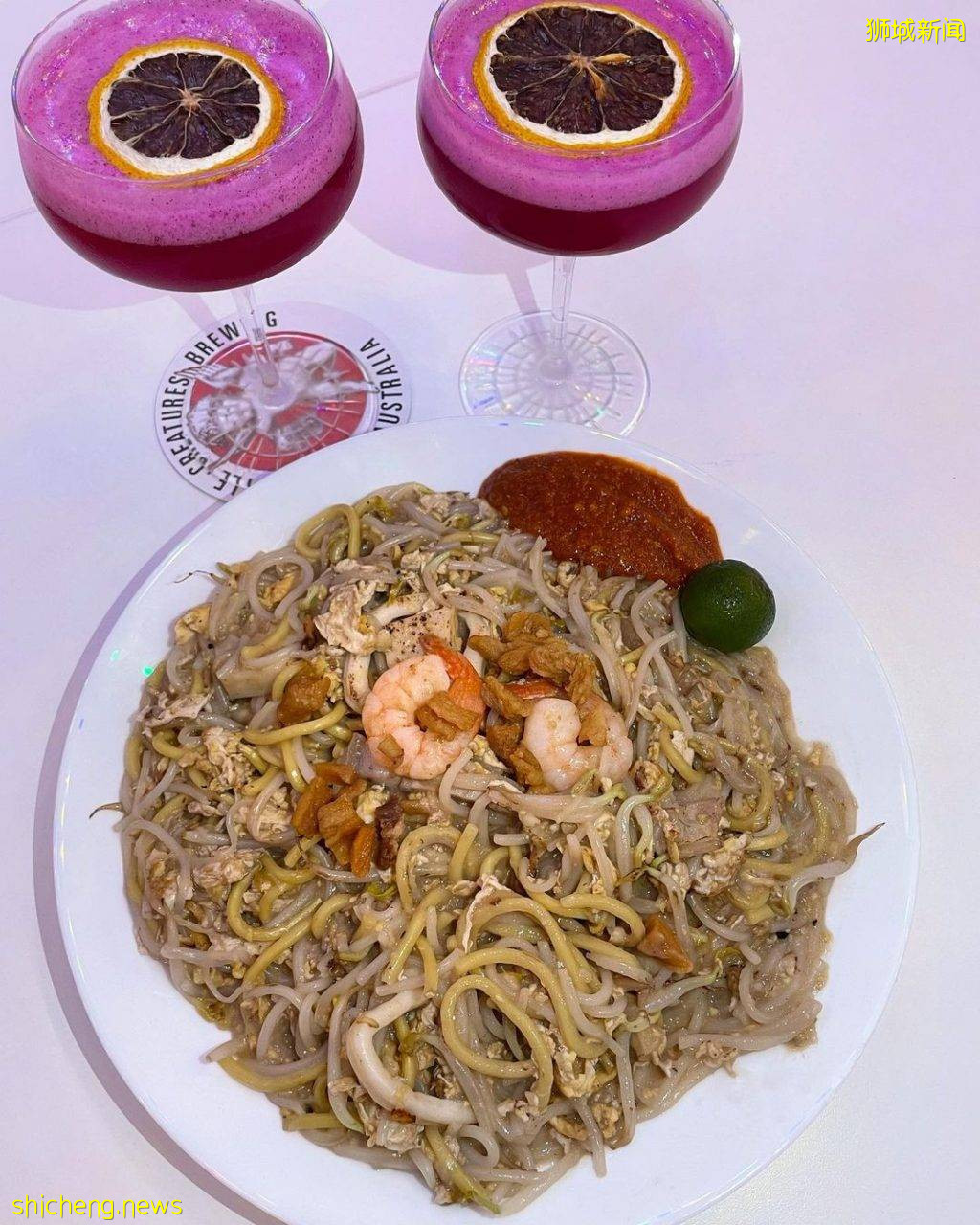 来Lim Bistro园游会主题餐厅🎡炫酷霓虹环境、墙壁贴满周董照片海报，原来老板是杰迷