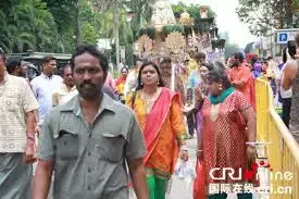 頭頂牛奶、鋼針刺入身體 ... 李總理說這個新加坡節日,今年不一樣