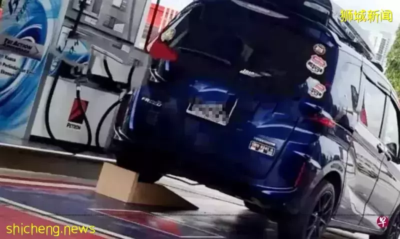 奇葩!“怕输”新加坡车主到新山添油,怪招惹议!网友:没用且车子会折寿