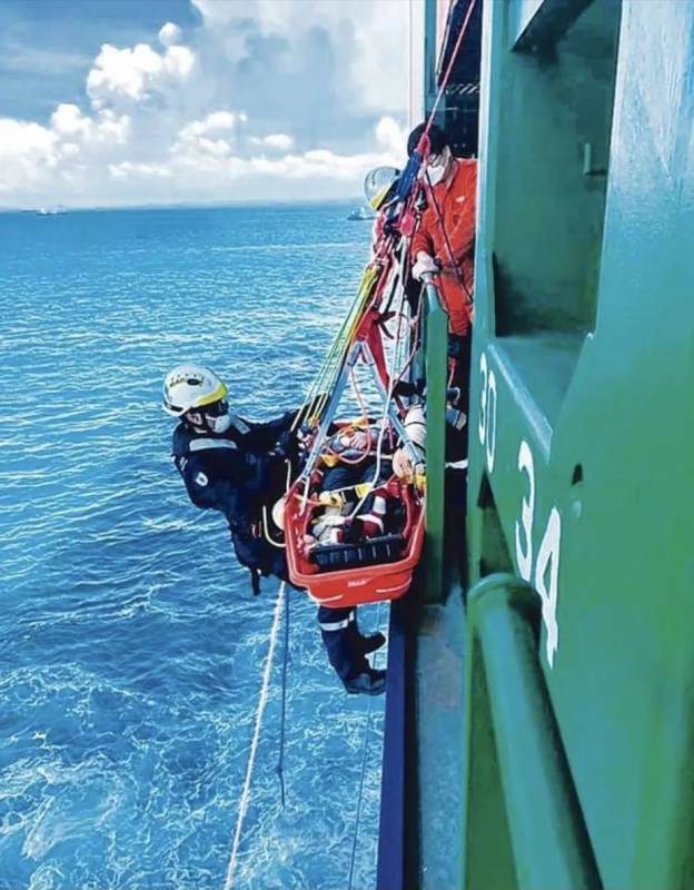 不幸男子摔进船井重伤 ,大风大浪中,民防救援惊心动魄,能否成功
