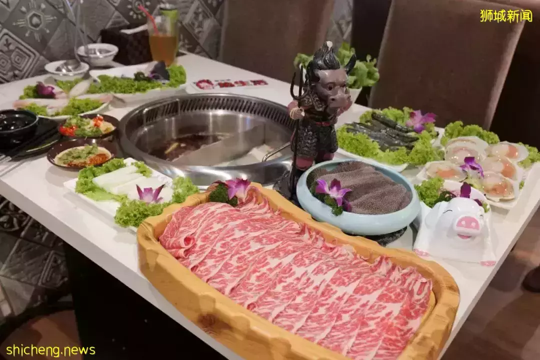 新加坡這家九宮格火鍋太贊了！不限量自助、免費湯底、送飲料