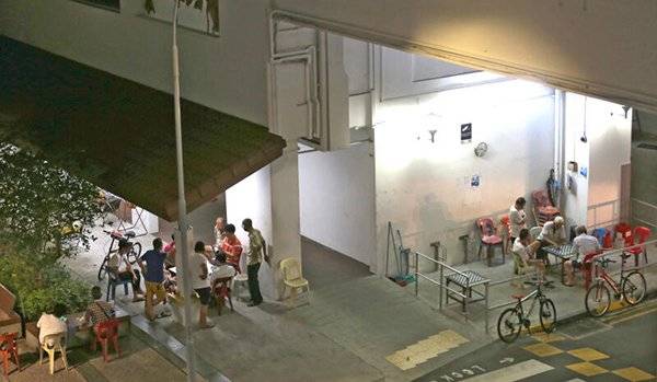 没戴口罩和保持安全距离  逾10人组屋楼下聚集赌博下棋