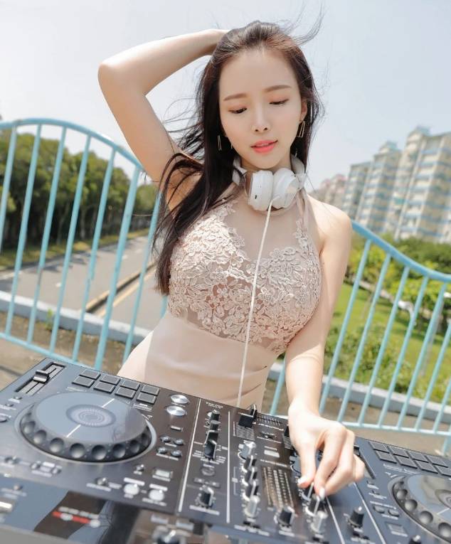 24岁新加坡DJ小姐姐蓝星蕾，穿旗袍尽显魔鬼身材