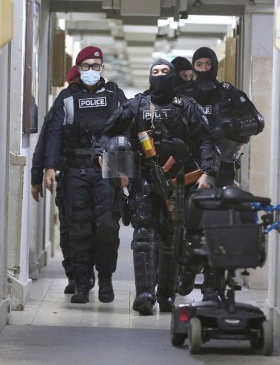 老伯反锁家中4小时 镇暴部队破门 2分钟制伏