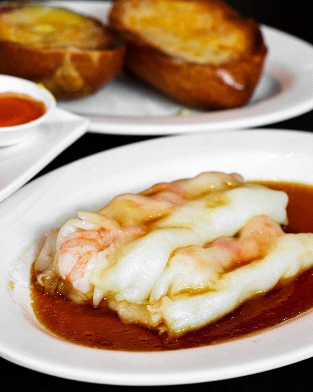 幸福的“港”覺😋 排長龍的“So Good茶餐廳”每日都有特價套餐！酥到掉渣的菠蘿油、奶油脆豬來啰🤤