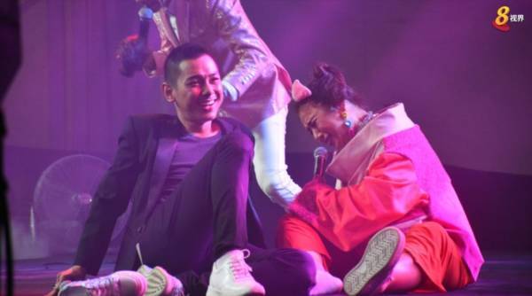 扎马步让刘玲玲坐腿上 廖永谊歌台扭伤脚入院