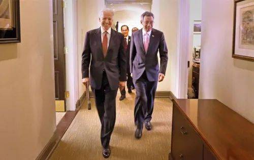 李顯龍發文祝賀拜登！拜登曾在新加坡街頭閑逛，買了一杯甘蔗汁